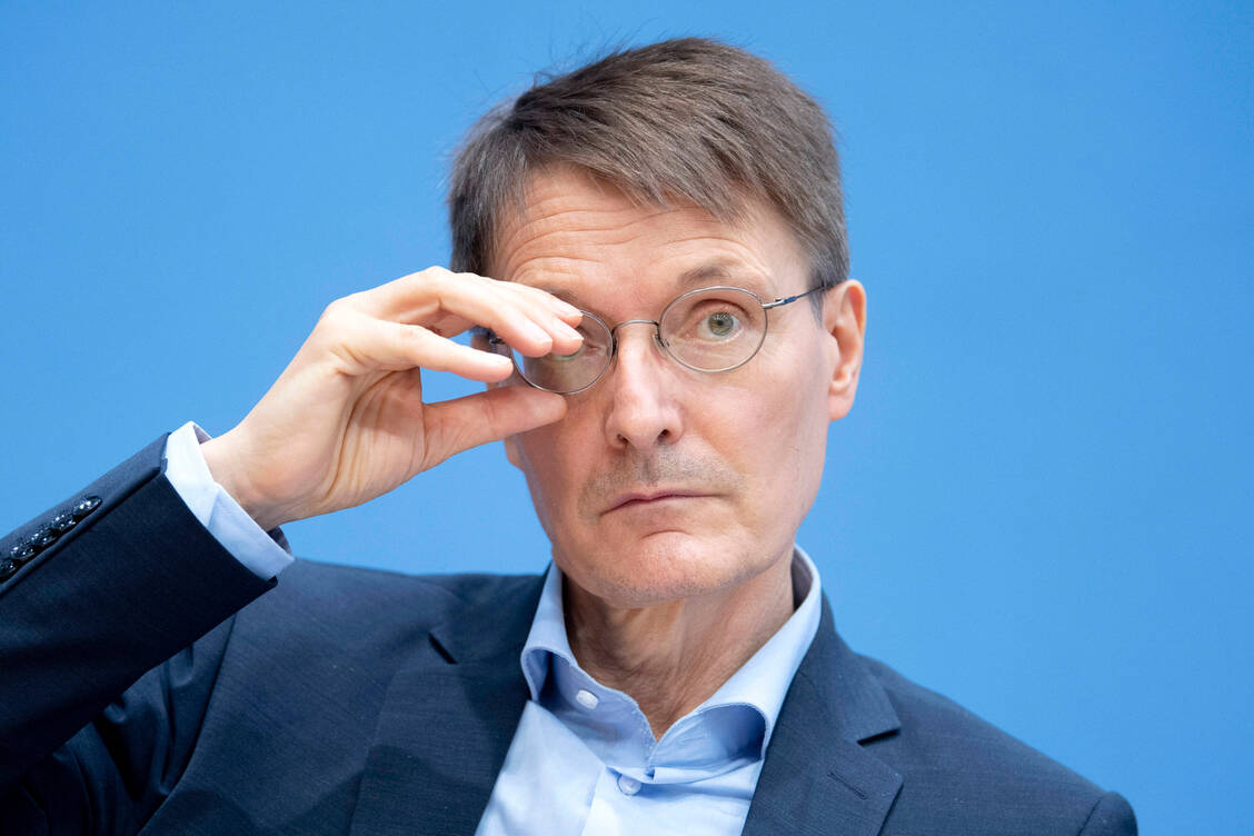 Bundesgesundheitsminister Karl Lauterbach (SPD) hatte zuletzt erklärt, das E-Rezept gestoppt zu haben. Sein Ministerium rudert nun zurück und erklärt die Aussagen. / Foto: Imago Images/IPON
