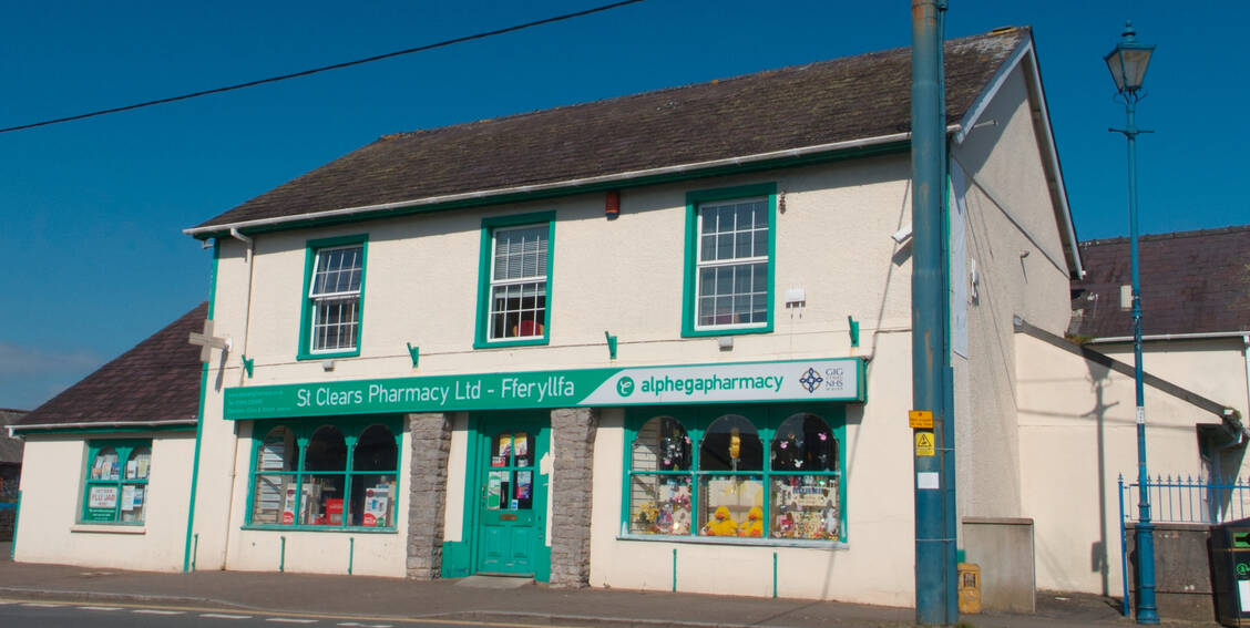 Bei festgelegten Indikationen können Apotheker selbst eine Verordnung ausstellen. Davon profitieren vor allem Offizien in ländlichen Regionen wie diese Apotheke in der südwalisischen Grafschaft Carmarthenshire. / Foto: Shutterstock/James Hime