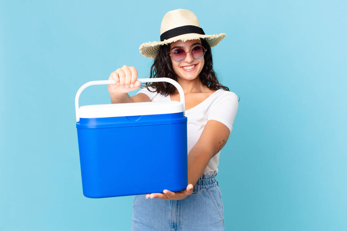 Wärmeempfindliche Medikamente können unterwegs in einer Kühltasche ohne Kühlelemente verstaut werden – bei kühlpflichtigen braucht man einen Kühlakku. Aber Vorsicht, denn die Arzneimittel dürfen unterwegs nicht einfrieren. / Foto: Adobe Stock/kues1