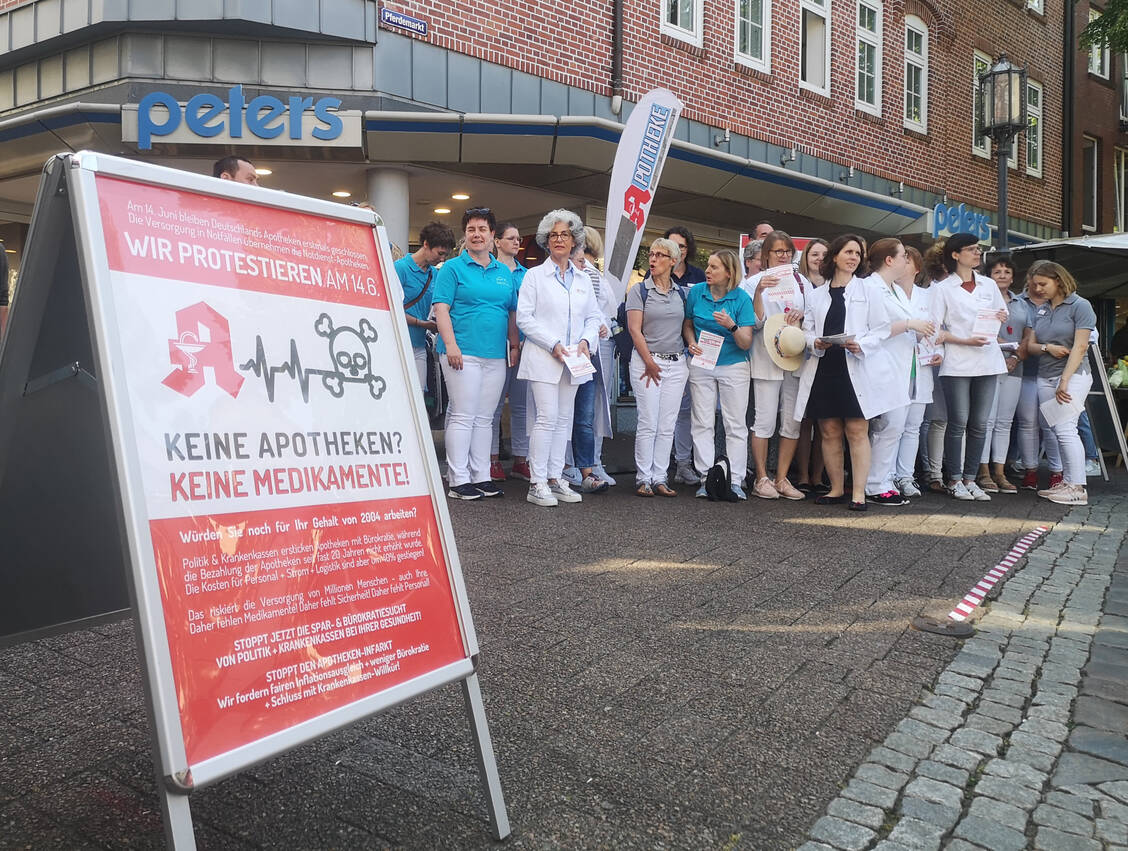 Die Apothekenteams aus Stade betonten heute auf dem Wochenmarkt, dass sie nicht nur für sich, sondern vor allem für eine gute Versorgung ihrer Patienten protestierten. / Foto: PZ/Daniela Hüttemann