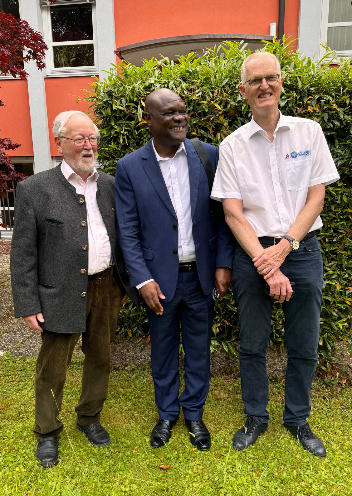 Langjährige Partner (von links): Dr. Gerhard Gensthaler, Emily Kugonza aus Uganda und Dr. Andreas Wiegand / Foto: Apotheker Helfen/Lettmeier