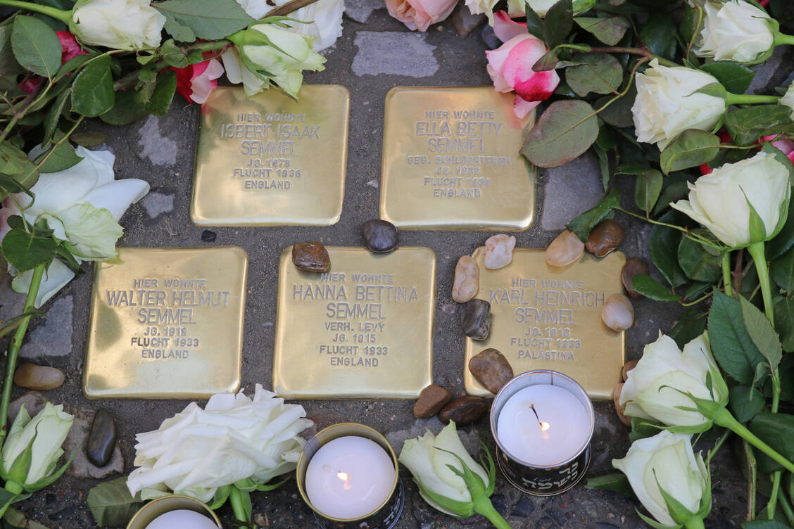 Stolpersteine für die Familie des Apothekers Isbert Semmel / Foto: Dr. Rainer Bienfait
