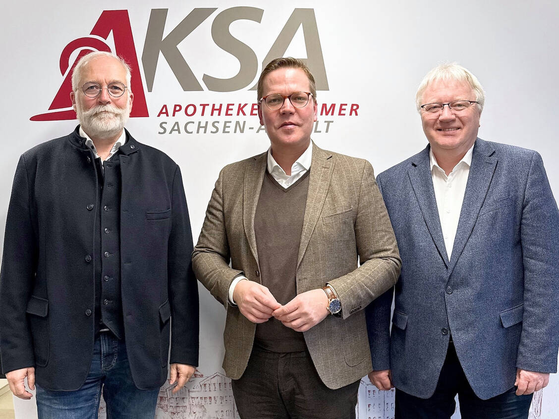 Diskutierten über die Zukunft der Apotheken (von links): AKSA-Präsident Jens-Andreas Münch, der gesundheitspolitische Sprecher der CDU/CSU-Bundestagsfraktion Tino Sorge und der LAV-Vorsitzende Mathias Arnold. / © K. Pohl