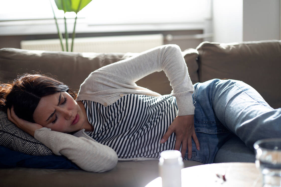 Bei Frauen zu bedenken: Siedeln sich Zellen der Gebärmutterschleimhaut außerhalb des -Endometriums im Darm an, können diese bei der Menstruation mitbluten. / © Adobe Stock/izzetugutmen