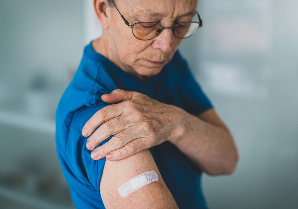 Hat es sich gelohnt? Einer Auswertung europäischer Daten zufolge schützte die Grippeimpfung in diesem Winter gegen Influenza-A-Viren schlechter als gegen Influenza-B-Viren.  / © Getty Images/Jasmin Merdan