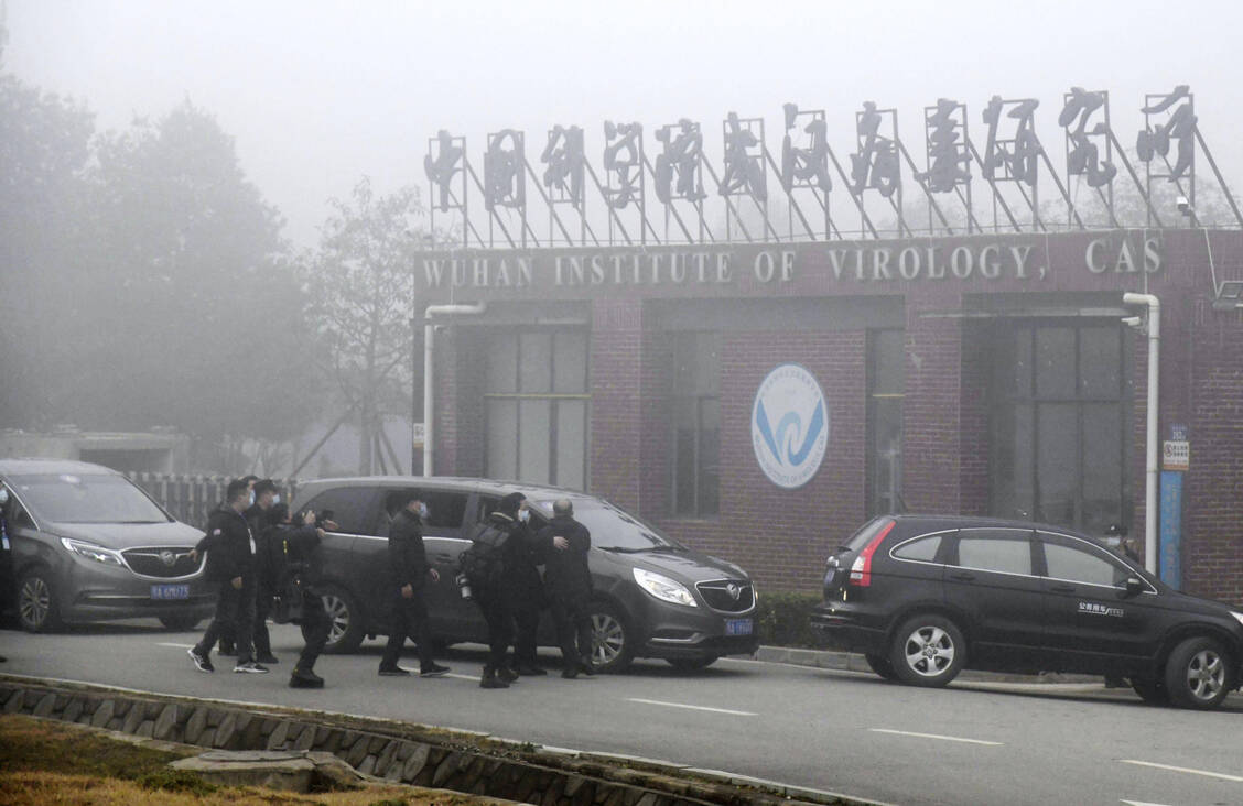 Eine Delegation der WHO besuchte im Jahr 2021 das Wuhan Institute of Virology.  / © imago images/Kyodo News
