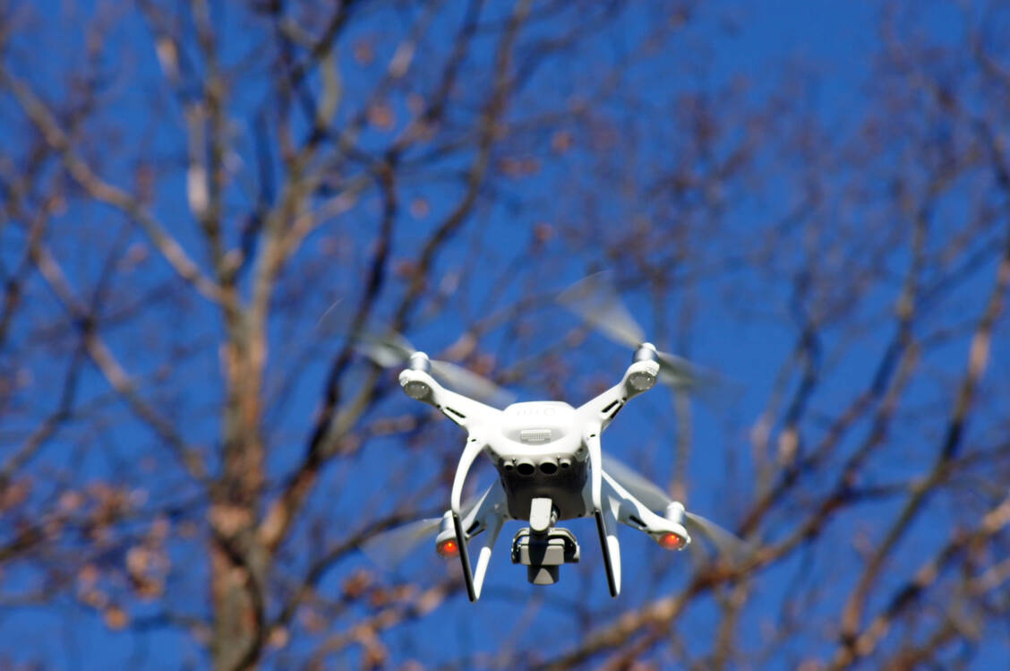 In Nordrhein-Westfalen setzt die Polizei  Drohnen ein, um Ausgangsbeschränkungen zu überwachen. / Foto: Adobe Stock/ zeralein