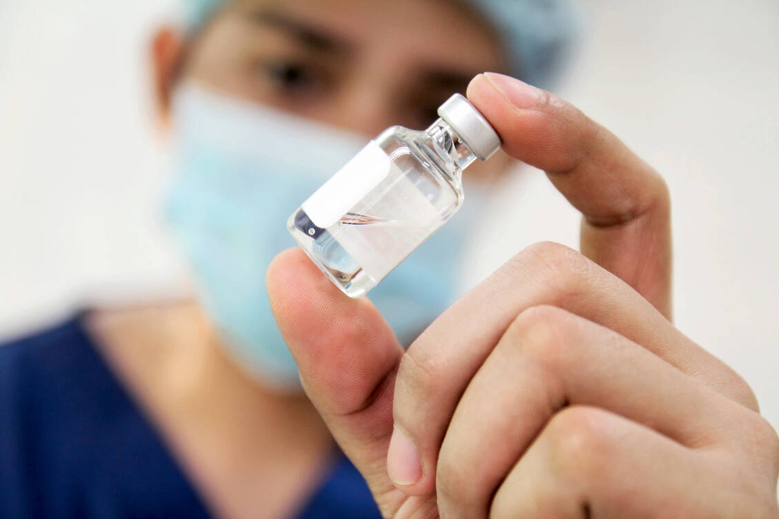 An einem Pandemieimpfstoff arbeiten Forscher weltweit. Ein Team aus China hat nun erstmals Ergebnisse einer Phase-I-Studie publiziert. / Foto: Shutterstock/pedalist