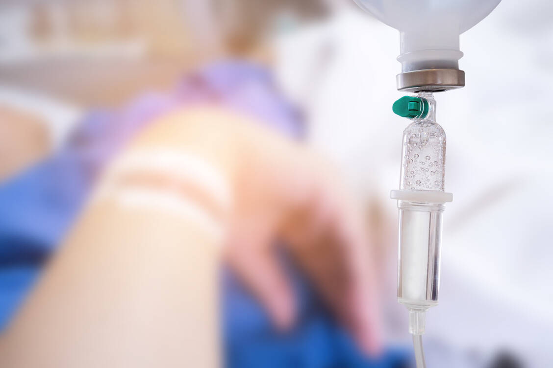 Ist ein Patient durch vorherigen Zeckenbiss gegen α-Gal sensibilisiert, können auch Arzneimittel mit tierischen Bestandteilen eine Reaktion hervorrufen. Besonders kritisch sind parenteral verabreichte Arzneimittel. / Foto: Adobe Stock/Kwangmoo