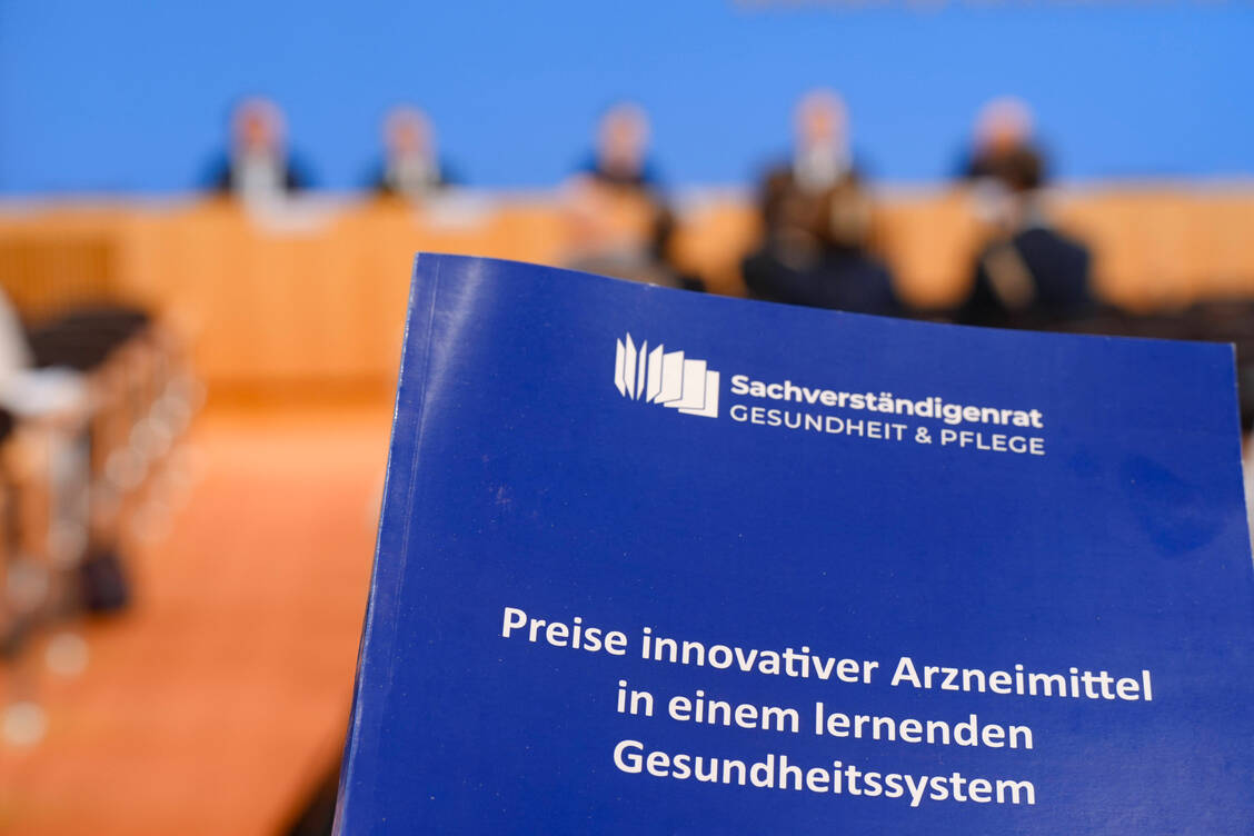 Das Gutachten wurde am Donnerstag bei der Bundespressekonferenz vorgestellt.  / © Imago/Political-Moments