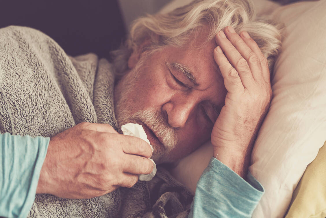 Vor allem ältere Menschen sind gefährdet, bei einer Influenza-Infektion einen schweren Grippeverlauf zu erleiden. / Foto: Getty Images/simonapilolla