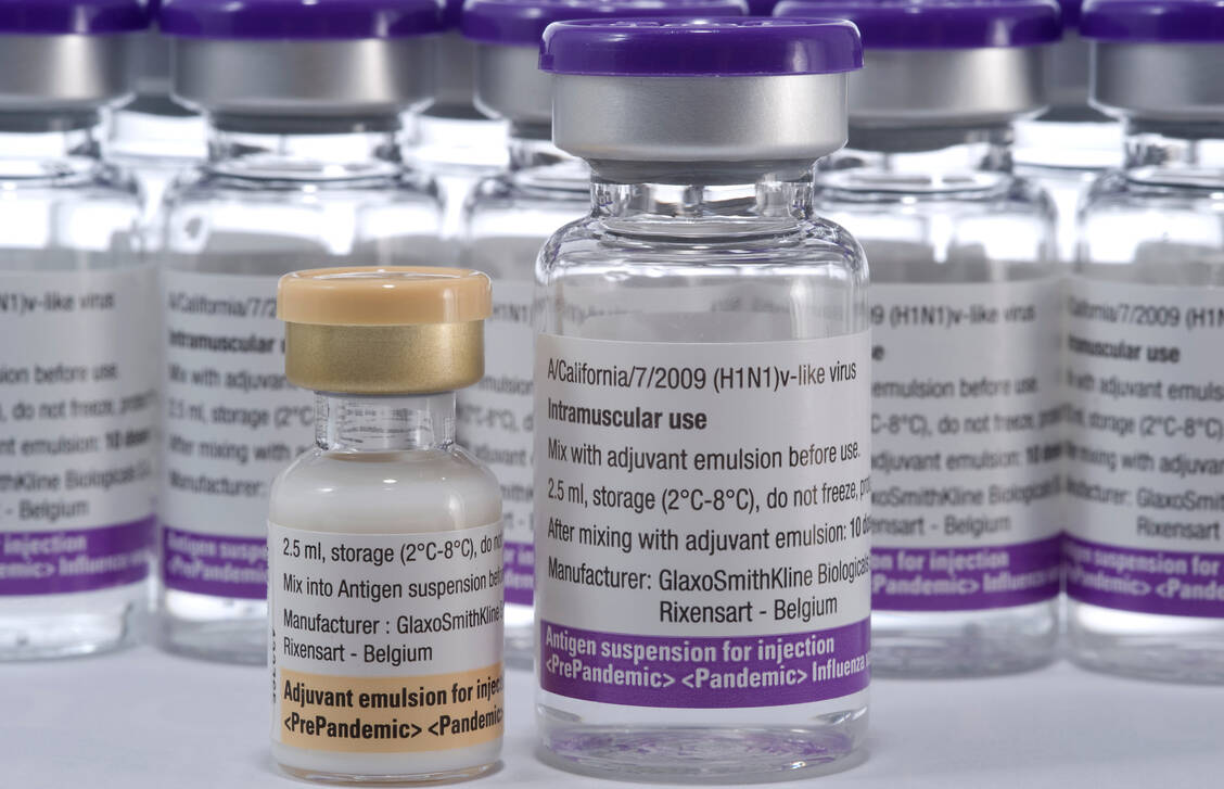 Für den Schweinegrippe-Pandemieimpfstoff Pandemrix® musste das Antigen (rechts) vor der Verabreichung erst noch mit dem Adjuvanz (links) vermischt werden. / Foto: GSK