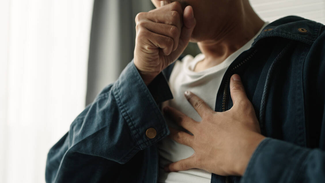 Bei Bronchiektasen kommt es immer wieder zu Entzündungen und Infektionen der Atemwege mit viel Schleimbildung und Husten. Dauerhaft schädigt das die Lungen. / © Getty Images/pocketlight