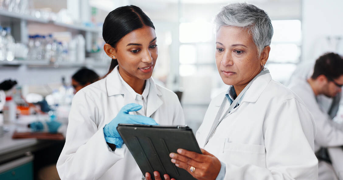 Weltweit wird an neuen Medikamenten geforscht, die Resistenzen überwinden oder unterbrechen können. / © Shutterstock/PeopleImages