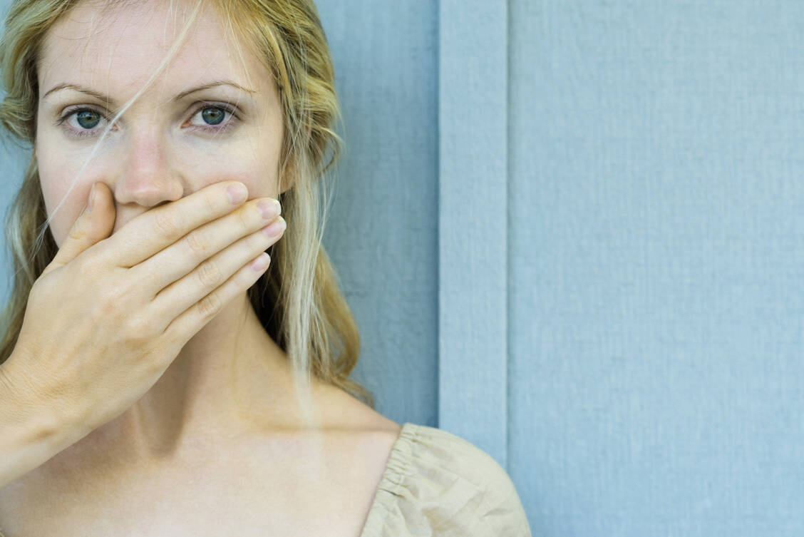 Bei häufigen Erbrechen greift die aggressive Magensäure den Zahnschmelz an und führt zur Erosion. Die Zähne verfärben sich dunkel, können brechen oder ganz ausfallen.  / © Getty Images/PhotoAlto/Frederic Cirou