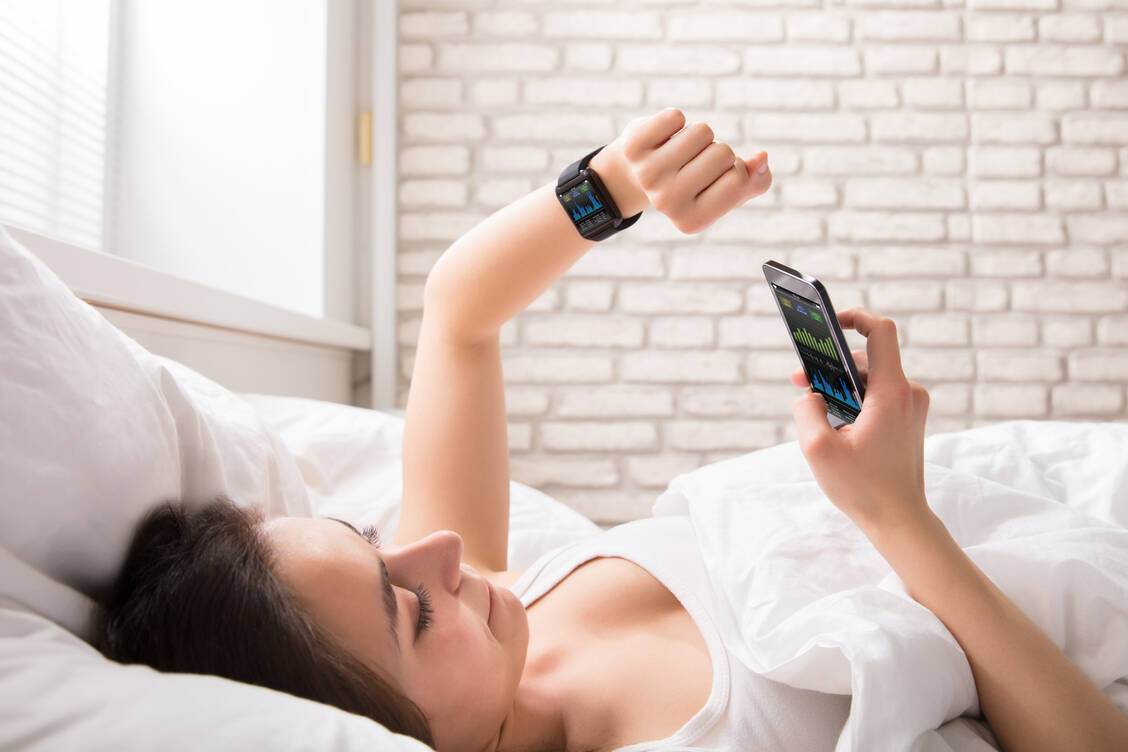 Herzfrequenz, Sauerstoffsättigung und sogar EKG – manche Gesundheitsparameter können gängige Wearables schon erfassen. Typische Blutwerte wie Glucose, Hämoglobin oder auch Cortisol könnten in Zukunft folgen. / © Adobe Stock/Andrey Popov