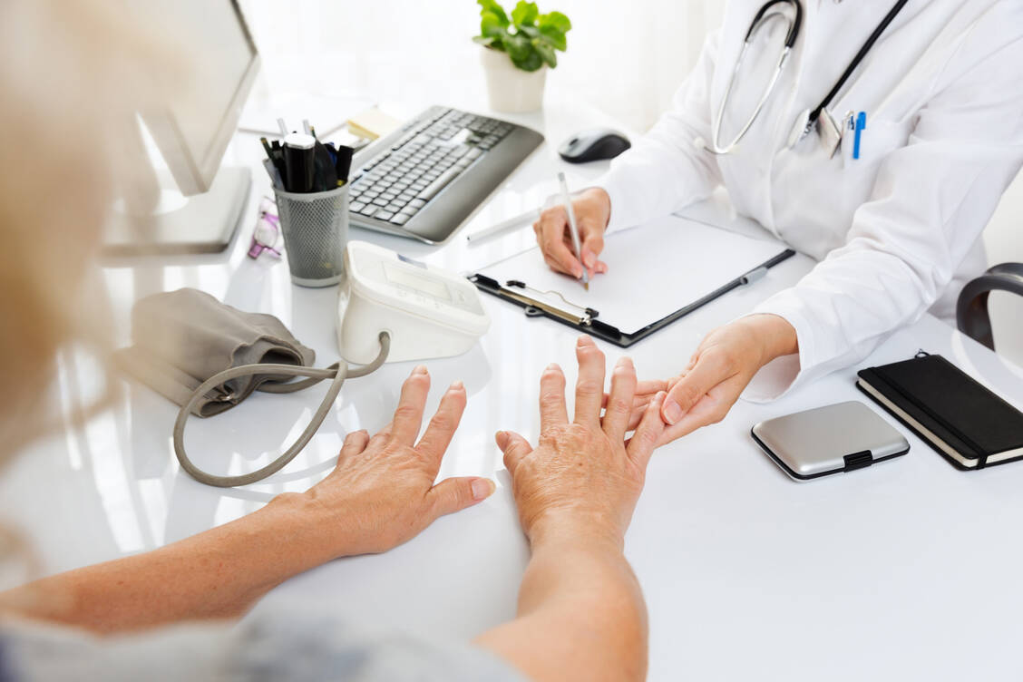 Um eine Remission bei rheumatoider Arthritis zu induzieren und erhalten, ist eine Dauertherapie nötig. Mitunter kann man aber die Dosis der Medikamente reduzieren. / Foto: Adobe Stock/narstudio