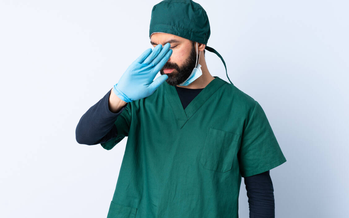 Beschimpfungen bis hin zu gewaltsamen Übergriffen kommen im Alltag von Mitarbeitenden aller Berufsgruppen des Gesundheitswesens seit vielen Jahren vor. / Foto: Adobe Stock/luismolinero