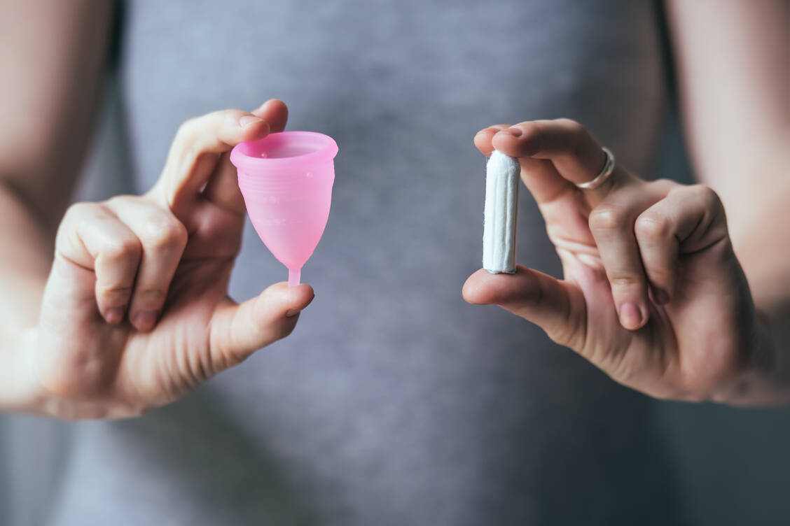 Der Trend geht zur Tasse: Immer mehr Frauen nutzen sogenannte Mooncups anstelle von Tampons. / Foto: Adobe Stock/Gregory Lee