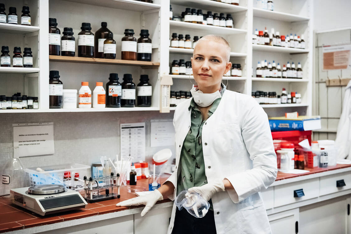 Mit dem Prüfmittel-Tool von DAC/NRF lässt sich der Reagenzien-Schrank im Apothekenlabor ausmisten. / Foto: Getty Images/Tom Werner