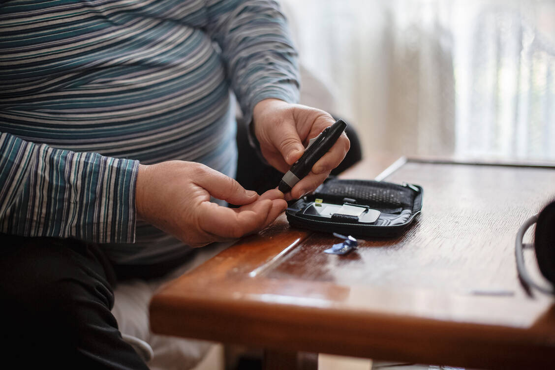 Sowohl Adipositas als auch Typ-2-Diabetes können Krebs begünstigen. Adipositas schlägt dabei als Risikofaktor stärker zu Buche als Diabetes. / Foto: Getty Images/Jakovo