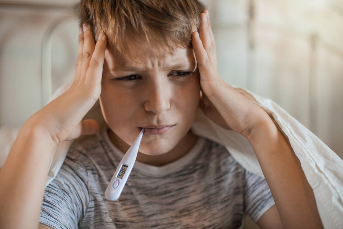 Der Berufsverband der Kinder- und Jugendärzte (BVKJ) empfiehlt derzeit bei Corona ebenso wie bei normalen Erkältungskrankheiten, ein Kind so lange zuhause zu lassen, wie es sich krank fühlt, Fieber oder Durchfall hat oder erbricht. Nach 24 Stunden ohne Symptome kann es wieder Kita oder Schule besuchen. / Foto: Getty Images/vitapix