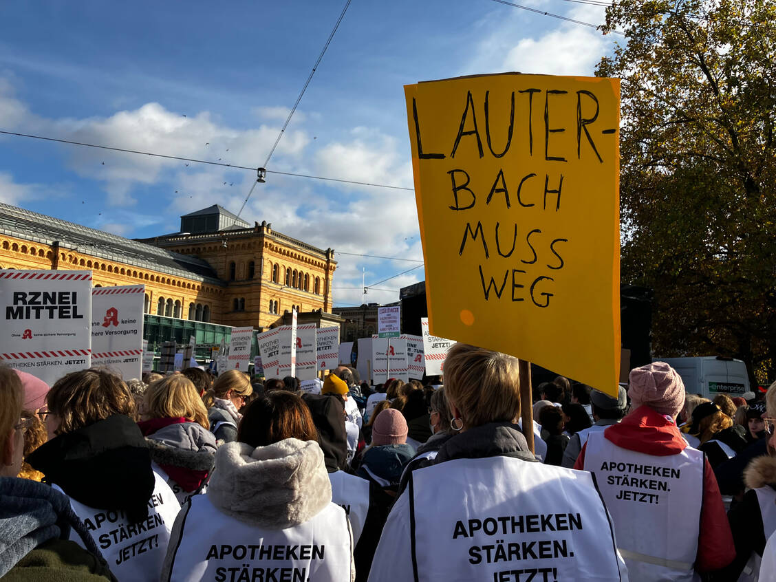 Wie hier in Hannover am 8. November demonstrieren am 15. November die Apothekenteams der Region West in Dortmund. / Foto: PZ/Daniela Hüttemann