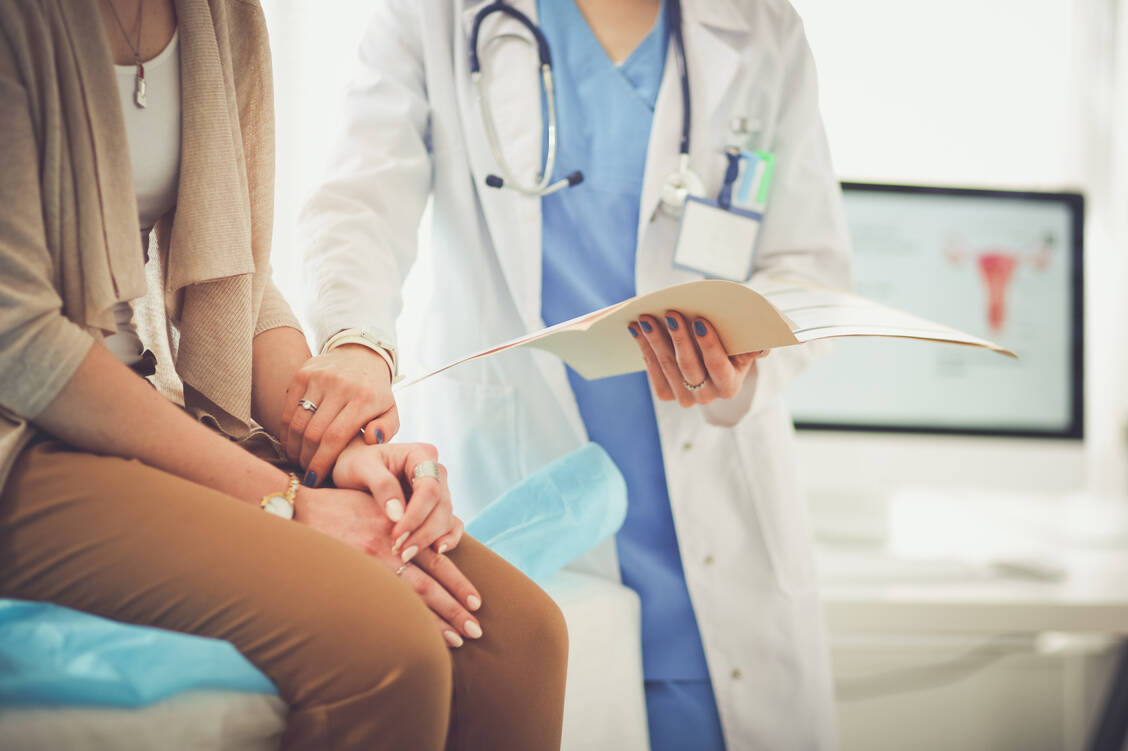 Chlamydien-Infektionen gelten als häufigste Ursache für eine erworbene Unfruchtbarkeit. Bei acht von zehn Frauen verläuft die Infektion jedoch symptomlos, sodass oft keine Behandlung stattfinden kann. / Foto: Adobe Stock/s_l