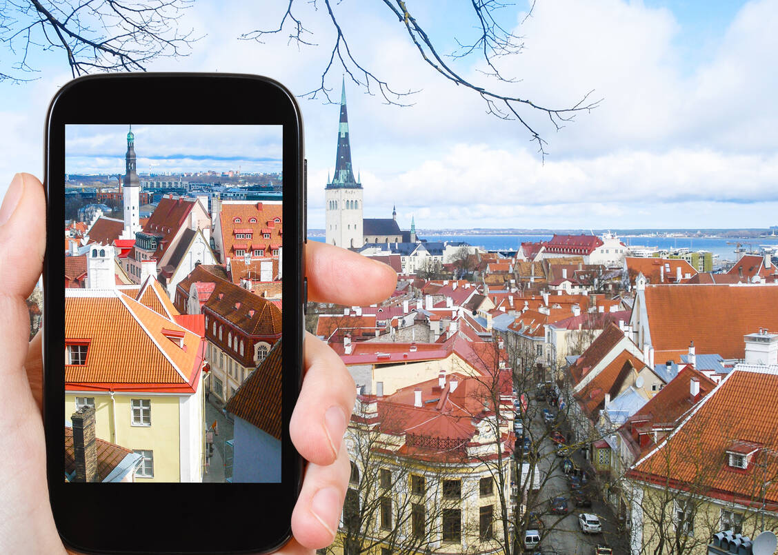 Estland ist Vorreiter in puncto Digitalisierung. Das Smartphone ist unverzichtbar – nicht nur beim Fotografieren in der Hauptstadt Tallinn. / Foto: Adobe Stock/vvoe