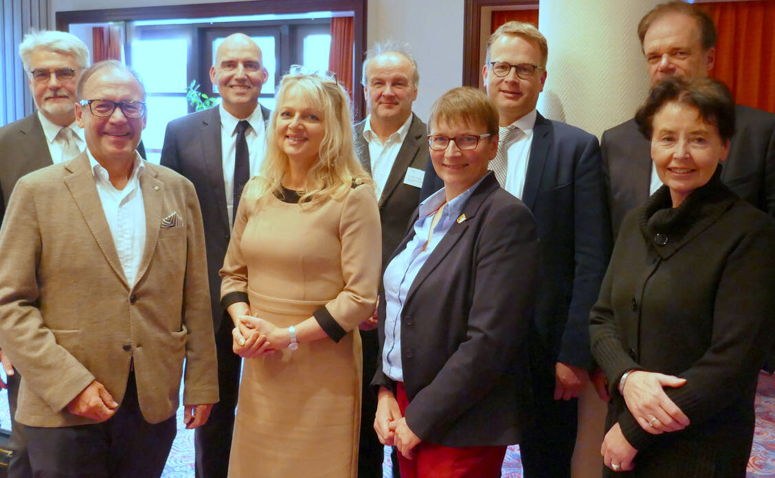 Die Präsidenten und Vorsitzenden der in der Interessengemeinschaft der Heilberufe (IDH) zusammengeschlossenen Organisationen (v.l.n.r.) und der Gastreferent: Henrik Herrmann, Michael Brandt, Professor Eckhard Nagel, Peter Froese, Angelika Nierobisch, Kai Christiansen, Evelin Stampa, Michael Dierks und Monika Schliffke. / Foto: PZ/Berg