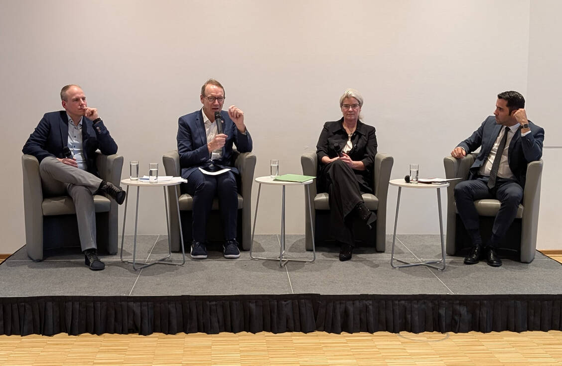 Markus Oelze, Thomas Preis, Simone Borchardt und Daniel Peters (v.l.n.r.) diskutierten in Schwerin über die schwierige Lage der Apotheken.  / © PZ/Brockfeld