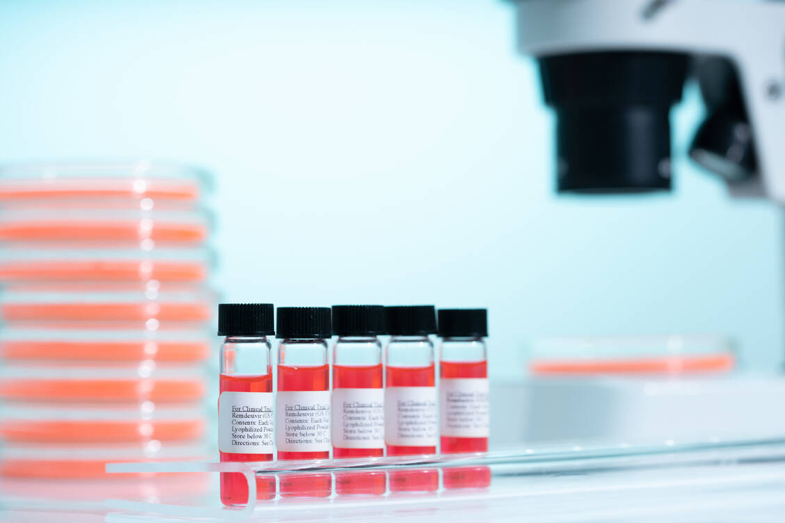 Droht dem Wirkstoff Remdesivir, der bereits in vielen klinischen Studien bei Covid-19 getestet wird, Konkurrenz aus dem eigenen Haus? Es gibt Wissenschaftler, die GS-441524 von Remdesivir-Hersteller Gilead noch bessere Chancen einräumen. / Foto: Adobe Stock/wladimir bulgar