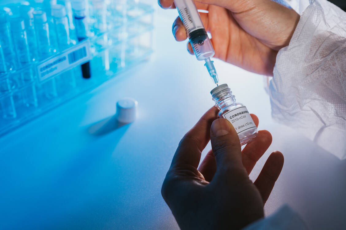 Wie gut muss die Schutzwirkung eines Covid-19-Impfstoffs sein? Die US-Arzneimittelbehörde meint vorerst, dass 50 Prozent eine Zulassung rechtfertigen. / Foto: Getty Images/FilippoBacci