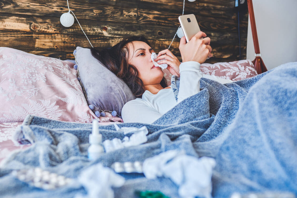 Wer krank im Bett liegt, kann mit der Apotheke übers Smartphone regeln, welche Person stattdessen die Medikamente abholt. Unter anderem eine solche Lösung hat der DAV in seine Web-App intigriert. / Foto: Getty Images/Moyo Studio