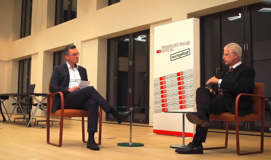 Der neu gewählte Präsident der Bundesapothekerkammer, Thomas Benkert (re.), im Gespräch mit PZ-Chefredakteur Benjamin Rohrer. / Foto: PZ