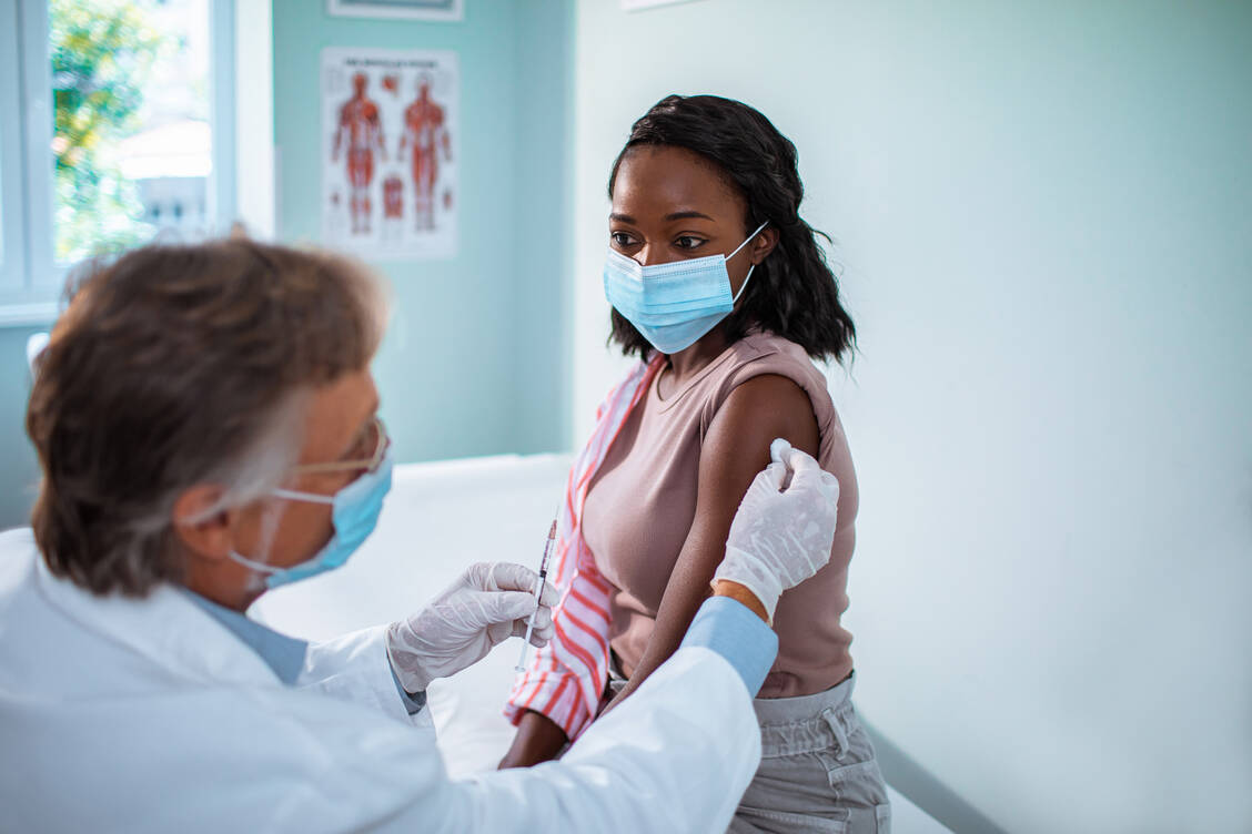 In Deutschland will die Ständige Impfkommission den Covid-19-Impfstoff von Astra-Zeneca vorerst nur bis zum Alter von 64 Jahren empfehlen. / Foto: Getty Images/Marko Geber