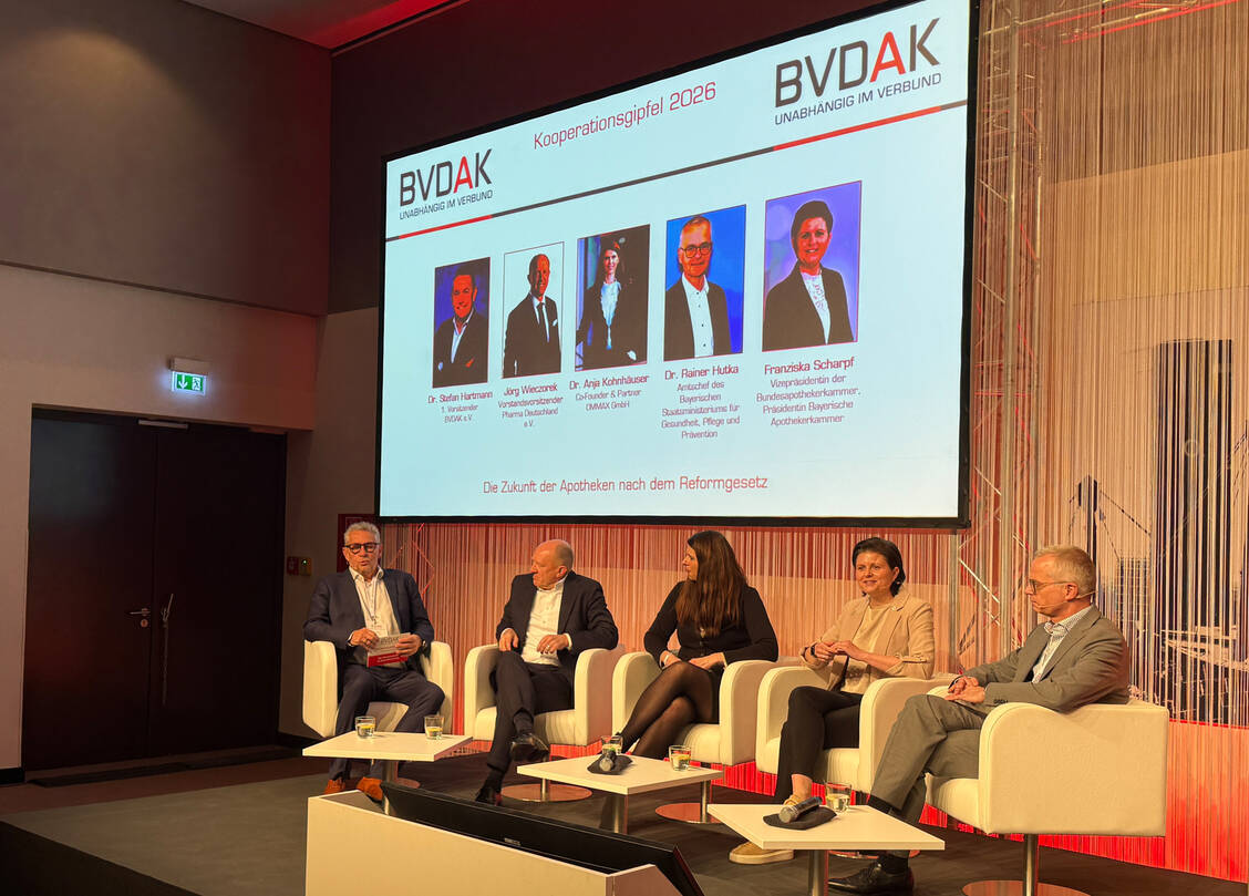 Stefan Hartmann (BVDAK), Jörg Wieczorek (Pharma Deutschland), Anja Konhäuser (Ommax), Franziska Scharpf (BAK) und  Rainer Hutka (Bayerischen Staatsministerium für Gesundheit) diskutierten beim BVDAK-Gipfel über die Apothekenreform. / © PZ