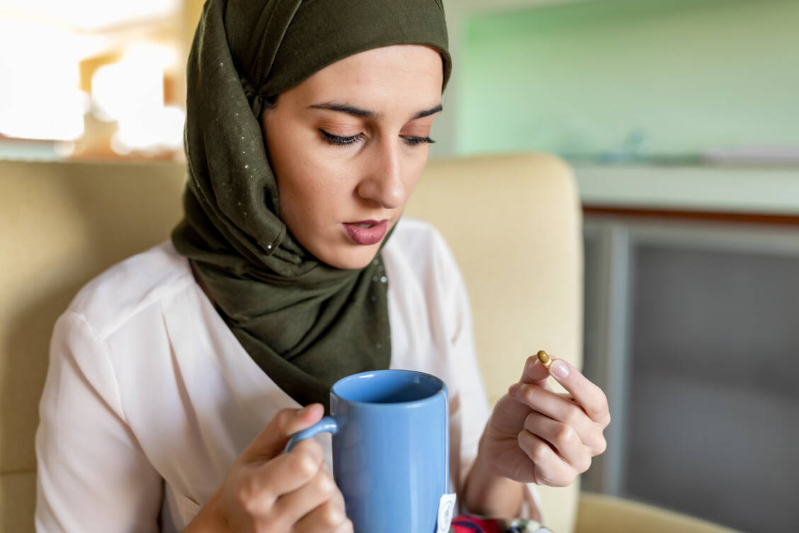 Kranke Muslime müssen nach den religiösen Vorschriften des Korans nicht fasten. / © Getty Images/RealPeopleGroup