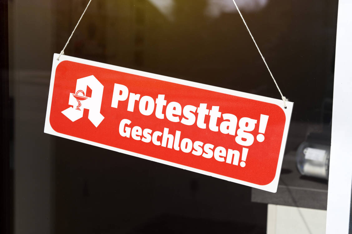 Die Verbände haben im Rahmen der geplanten Proteste zu Apothekenschließungen aufgerufen. Das Sozialministerium Baden-Württemberg sieht allerdings keinen »berechtigten Grund« für eine Schließung. / © Imago/Christian Ohde