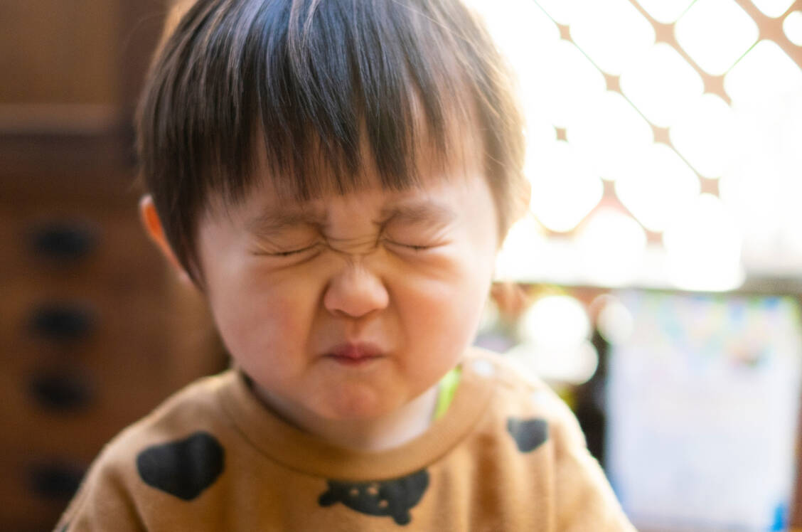 Bei Rezepturen kann man die Eltern fragen, welche Geschmacksrichtungen der kleine Patient bevorzugt, und einen entsprechenden Aromastoff aussuchen. / © Adobe Stock/Nii Koo Nyan