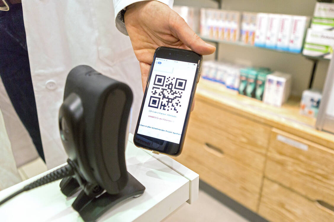 Künftig sollen Patienten ihren Apotheken DataMatrix-Codes vorlegen, mit denen die Apotheke auf das E-Rezept zugreifen kann (hier ein Beispiel aus einem Hamburger Modellprojekt). Die Große Koalition will vermeiden, dass mit diesen Codes Handel getrieben wird. / Foto: Imago Images/epd