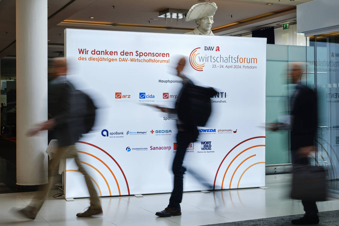 Branchentreff in Berlin: Ein besonderer Fokus des ersten Veranstaltungstages liegt auf der Rolle der Apotheke in Primärversorgung und Prävention. / © ABDA/André Wagenzik