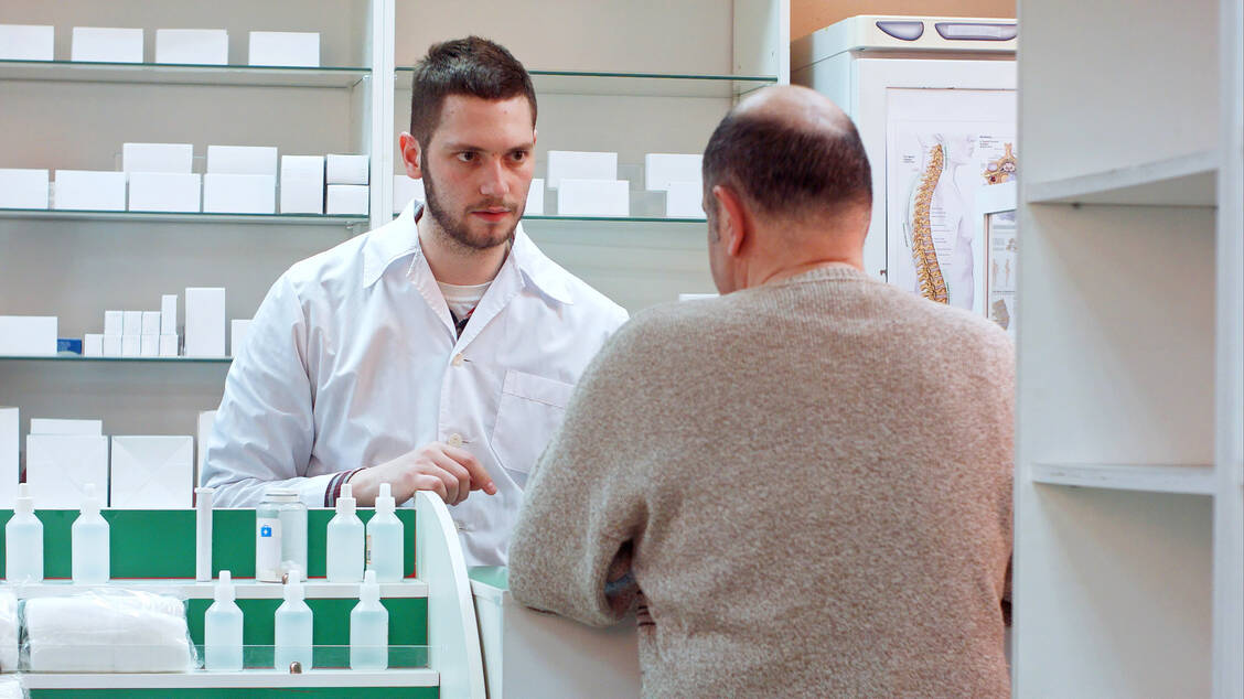 Diskret, empathisch und wertfrei: So soll die Beratung in der Apotheke ablaufen. / © Shutterstock/Fancy Studio