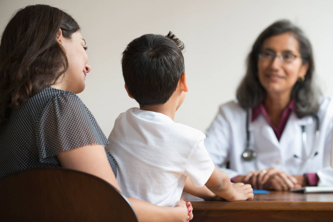 Nach einer Chemotherapie in der Schwangerschaft empfiehlt sich eine Langzeitnachsorge für Mutter und Kind, um möglichen Langzeitfolgen gezielt vorzubeugen. / © Getty Images/Jose Luis Pelaez Inc