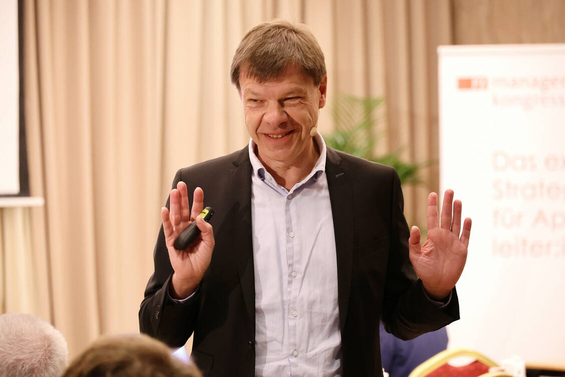 Rechtsanwalt Dr. Joachim Kasper amüsierte das Publikum mit den Problemen rechtlicher Regelungen für Kooperationsmodelle. / Foto: PZ/Alois Mueller