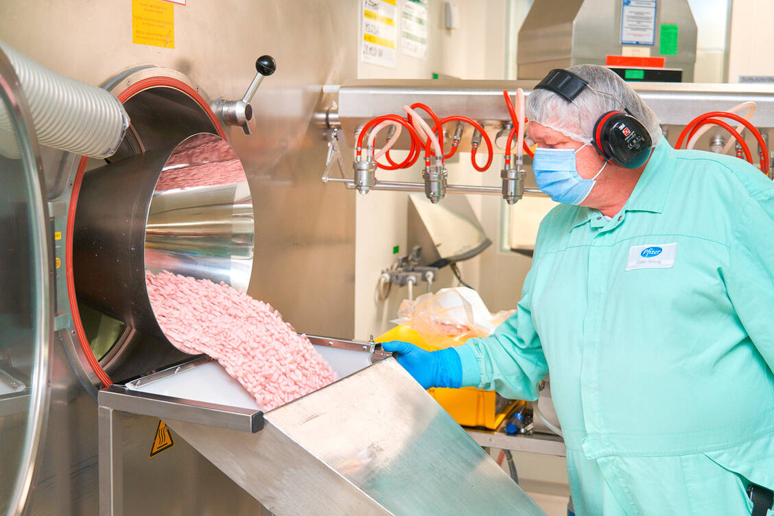 Die Produktion von Paxlovid® läuft auf Hochtouren, unter anderem in Freiburg. Die pinkfarbenen Tabletten enthalten das antiviral wirksame Nirmatrelvir. In der Packung sind zudem weiße bis cremefarbene Ritonavir-Tabletten enthalten. / Foto: Pfizer