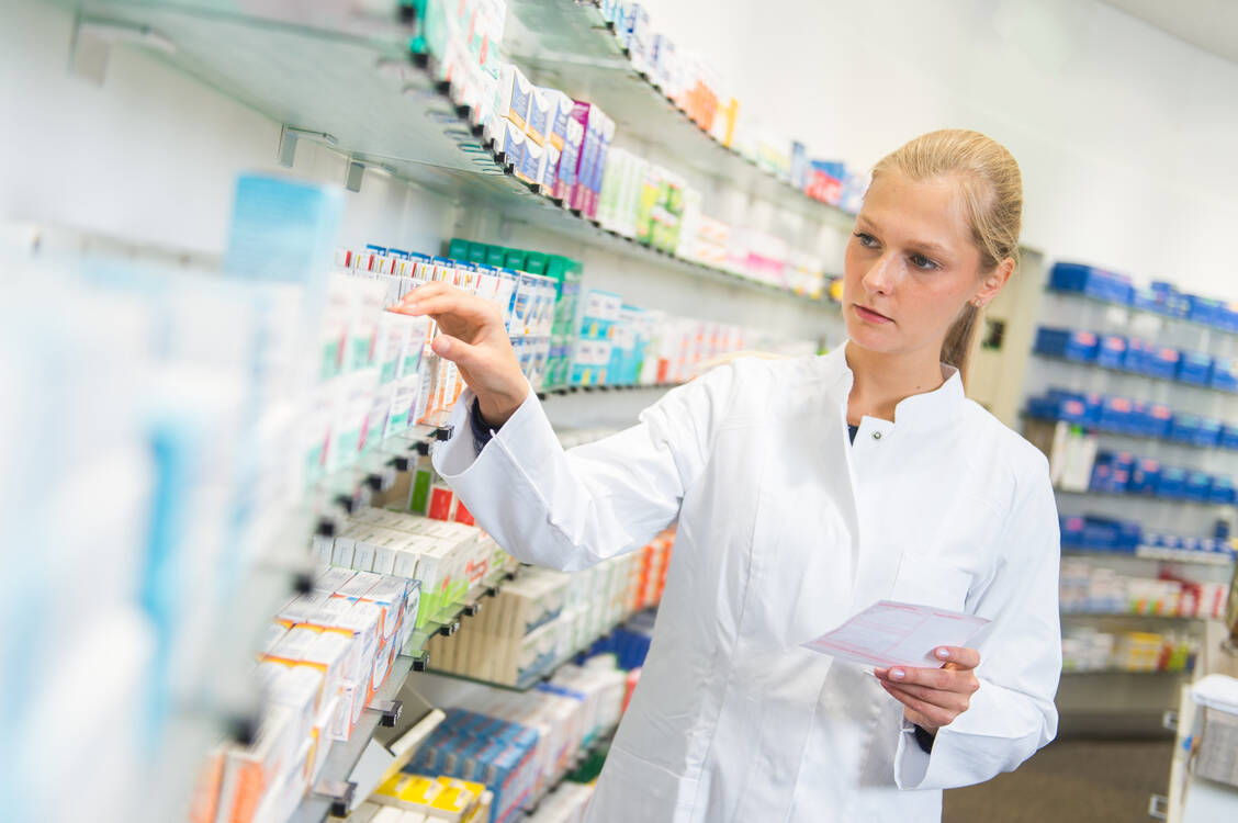 Für Apotheken sind die Engpässe ein Ärgernis, da sie für Patienten Alternativen zu Medikamenten finden oder teilweise selbst herstellen müssen.  / Foto: Adobe Stock/Benjamin Nolte