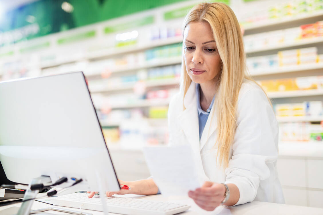 Angesichts von Lieferengpässen beispielsweise bei Fiebersäften ist es für Apotheker oft sehr aufwendig, Arzneimittel zu beschaffen. Der Saarländische Apothekerverein setzt sich daher für unbürokratische Lösungen ein. / Foto: Getty Images/DjelicS