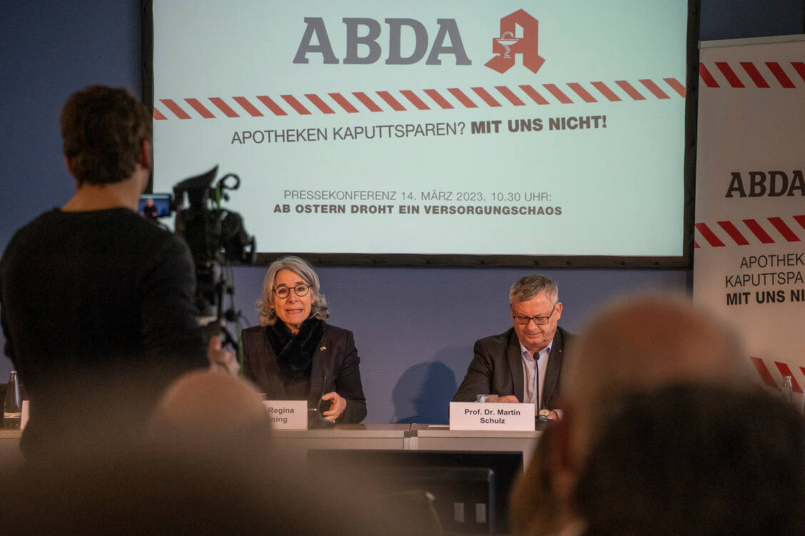 ABDA-Präsidentin Gabriele Regina Overwiening und ABDA-Geschäftsführer Professor Martin Schulz warnten im Rahmen einer Pressekonferenz vor einem Versorgungschaos. / Foto: Ansgar Schwarz/ABDA