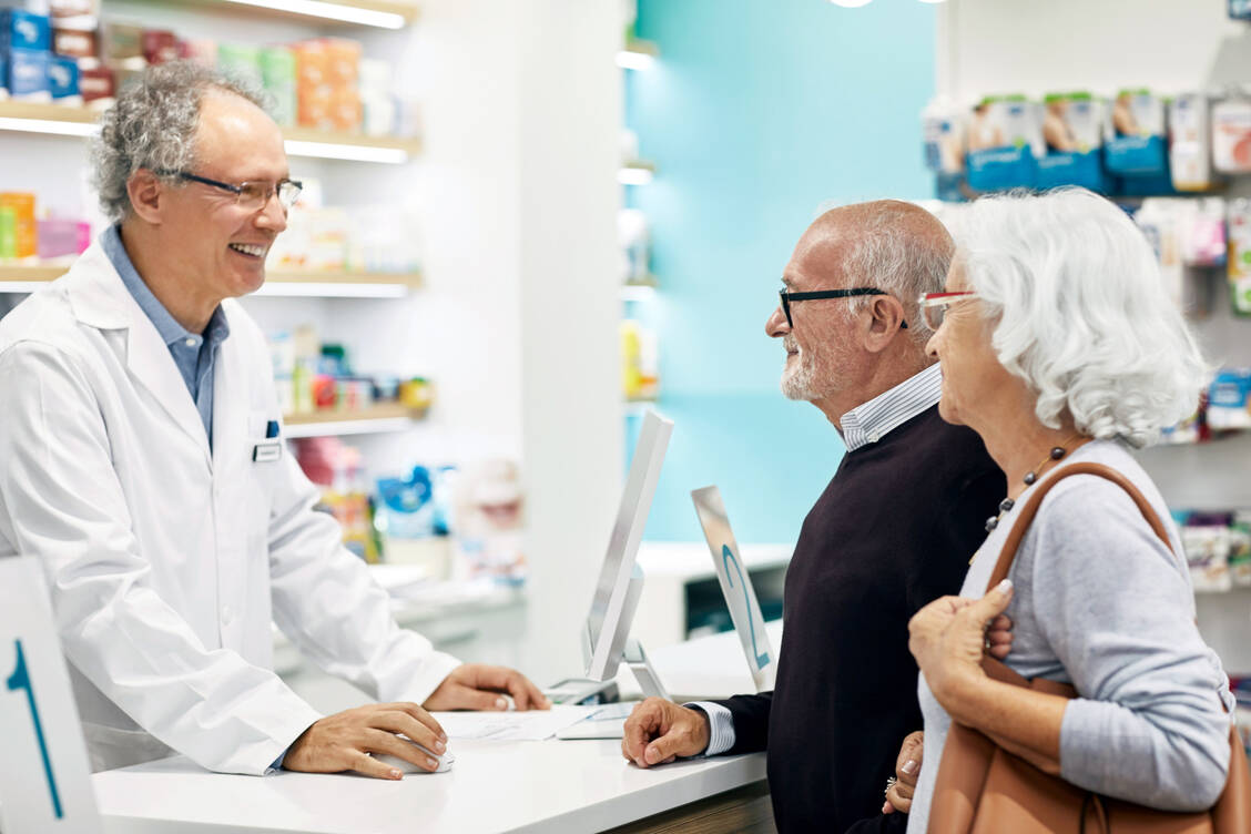 In der Beratung älterer Menschen sollten Apotheker immer auch auf Medikamente achten, die die Muskelkraft beeinflussen oder das Sturzrisiko erhöhen können. / Foto: Getty Images/Morsa Images